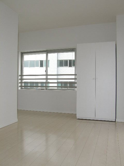 西新ROOMSの居間・リビング