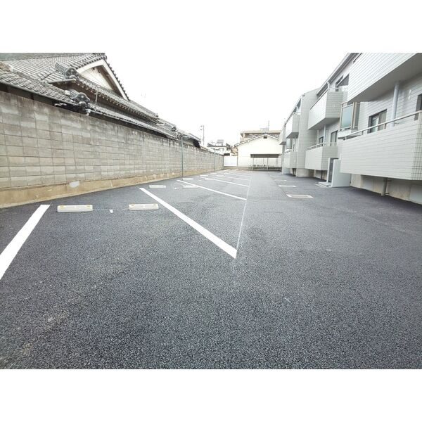 ハッピーコート五軒邸の駐車場