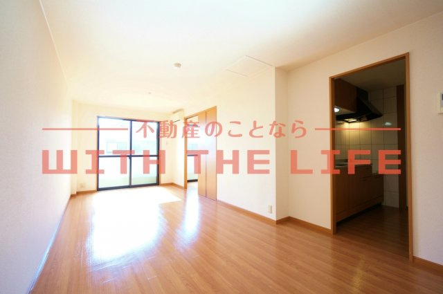 ローズマリーⅡ【10,000円キャッシュバック対象物件】の居間・リビング|ゆったり過ごせるリビングです