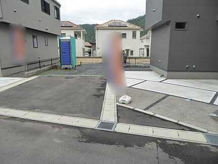 広島市安佐北区可部８丁目　新築一戸建て(全3棟) の前面道路含む現地写真