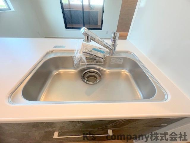 茅ヶ崎市柳島１丁目　新築戸建　１号棟のキッチン|扱いやすいステンレス素材のシンク◇