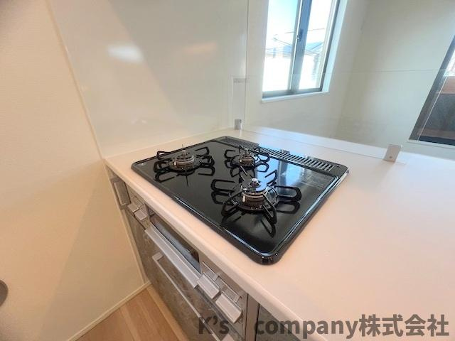 茅ヶ崎市柳島１丁目　新築戸建　１号棟のキッチン|三口ガスコンロでお料理の幅が広がります◇