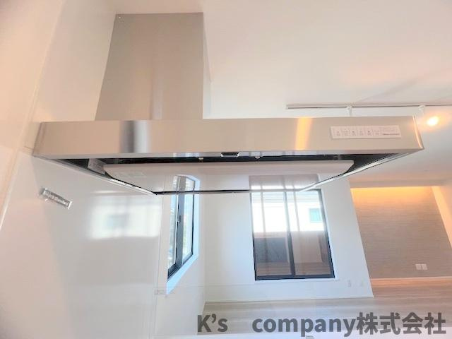 茅ヶ崎市柳島１丁目　新築戸建　１号棟のキッチン|お手入れのしやすいスリムタイプのレンジフード◇