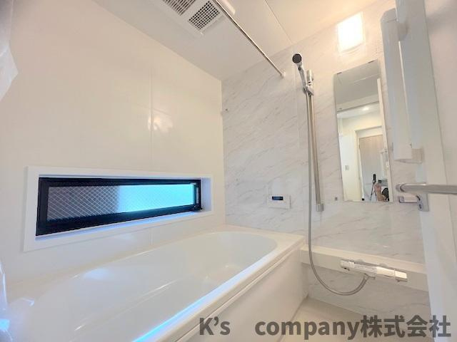 茅ヶ崎市柳島１丁目　新築戸建　１号棟の浴室|横に広い窓からは自然光が差し込む明るい浴室スペース◇