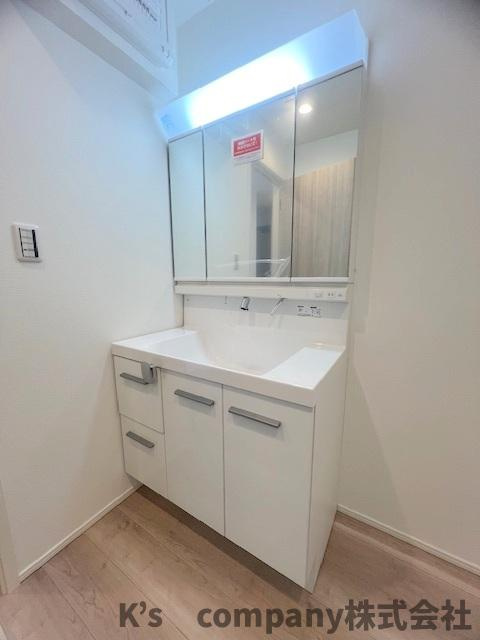 茅ヶ崎市柳島１丁目　新築戸建　１号棟の独立洗面台|三面鏡の内側には小物収納が充実しています◇