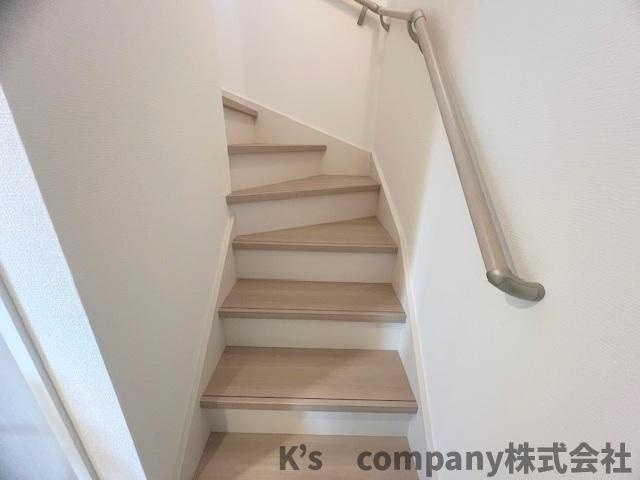 茅ヶ崎市柳島１丁目　新築戸建　１号棟の内装|手すり付きの階段☆