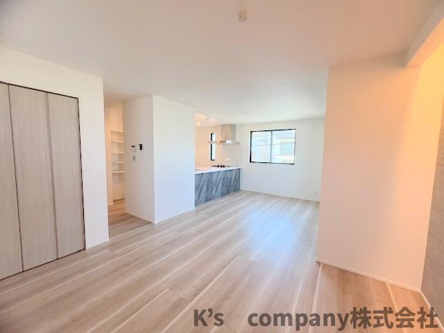 茅ヶ崎市柳島１丁目　新築戸建　１号棟の居間・リビング|リビング広々18帖◇