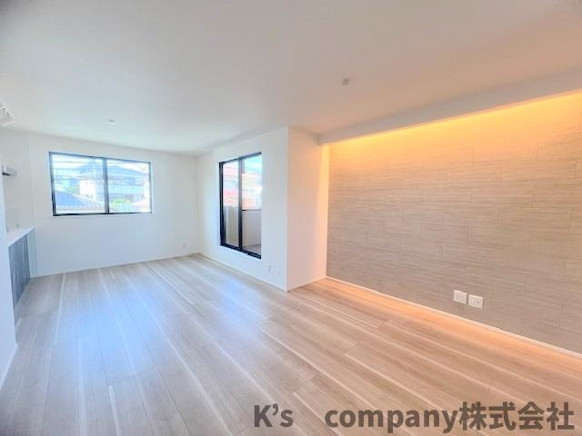 茅ヶ崎市柳島１丁目　新築戸建　１号棟の居間・リビング|アクセントクロスと照明がホテルライクなおしゃれな印象になっています◇