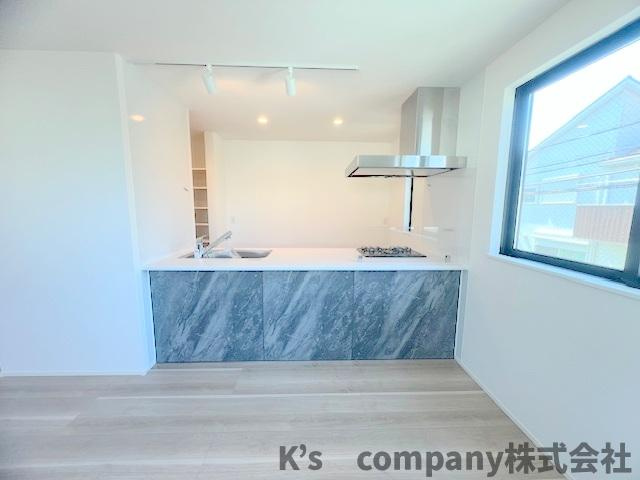 茅ヶ崎市柳島１丁目　新築戸建　１号棟の居間・リビング|リビングにいるご家族を感じながらお料理ができます◇