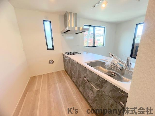 茅ヶ崎市柳島１丁目　新築戸建　１号棟のキッチン|ストーン調のシックなシステムキッチン☆