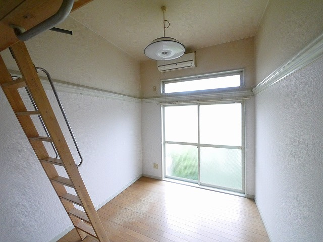 レオパレス法蓮町の居間・リビング