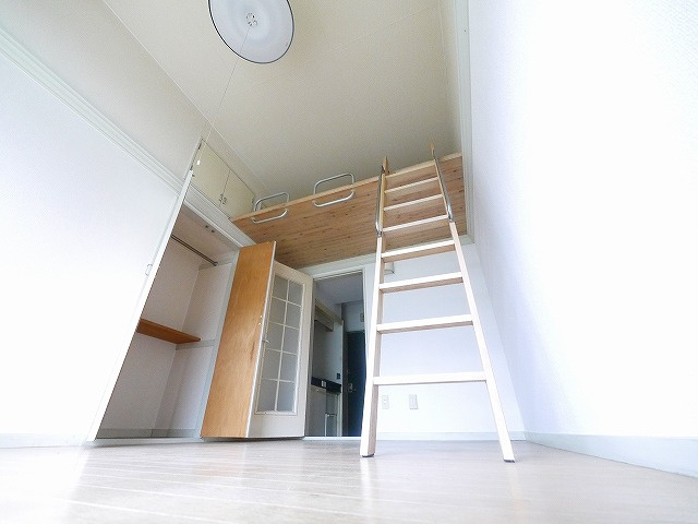 レオパレス法蓮町の居間・リビング