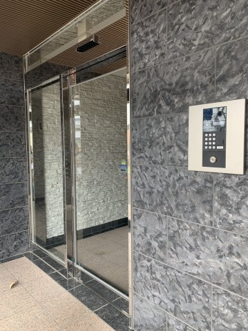西辻マンションのエントランス|建物の内部です