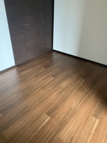 西辻マンションの洋室|落ち着いた色調の洋室です