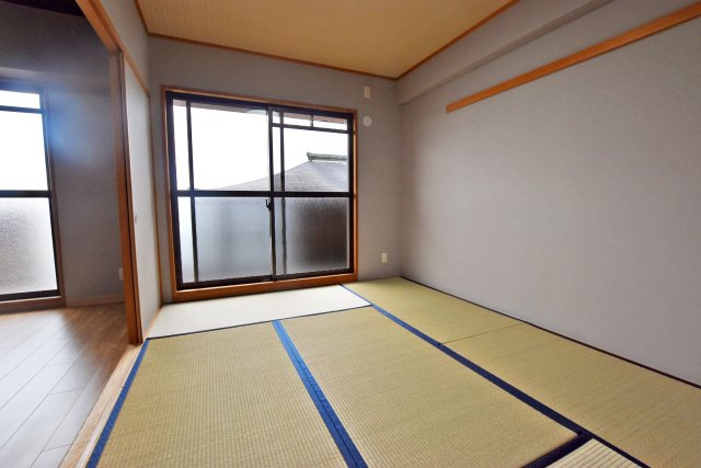 グローバル伊丹昆陽里の和室|あると嬉しい和の空間。畳の香りに癒されます◎ 帰宅時にちょっと寝転がりたいときや、家事の合間の休憩などの際に便利です！