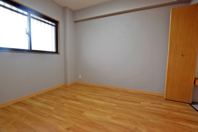 グローバル伊丹昆陽里の洋室|-洋室4.8帖-
全居室収納スペース有◎ハンガーレール×枕棚収納と可動棚を設けた収納庫を設けています。