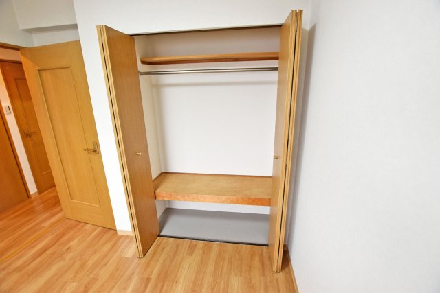 グローバル伊丹昆陽里の洋室|-洋室5.3帖-
全居室収納スペース有◎ハンガーレール×枕棚収納と可動棚を設けた収納庫を設けています。