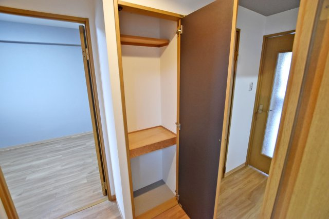 グローバル伊丹昆陽里の収納|大容量の廊下収納。生活用品のストックから大切な書類、掃除グッズなど、様々な物をしまえるオールマイティーな収納スペースです