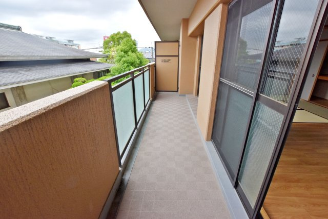 グローバル伊丹昆陽里のバルコニー|南面バルコニー◎
奥行きがあってたくさんの洗濯物を干すことができ、陽光がたっぷりと室内に行き届きます。