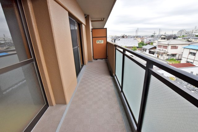 グローバル伊丹昆陽里のバルコニー|陽射しを遮られる心配がなく、青々とした空を望むことができますよ。新生活をお考えの方にピッタリなお部屋です。