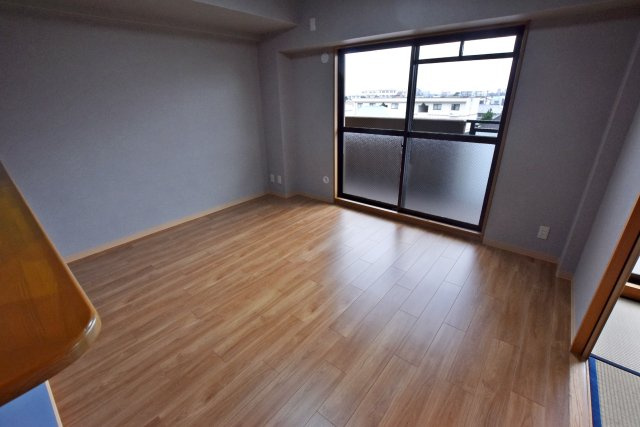 グローバル伊丹昆陽里の居間・リビング|ご家族みんなで寛げるLDKの空間。 リフォームの際にクロス・フローリング張替済の為、室内大変美麗です。 ぜひ一度、ご内覧ください。