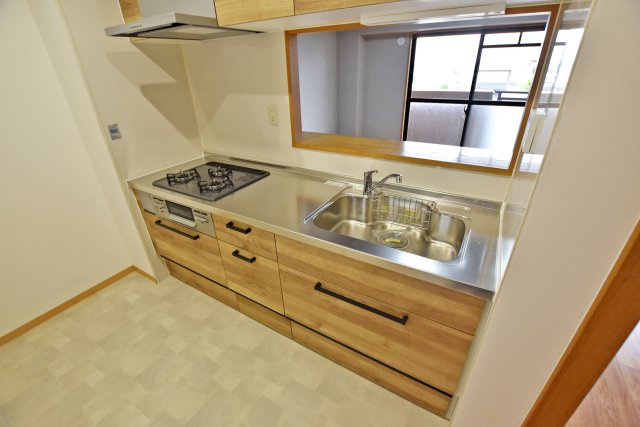 グローバル伊丹昆陽里のキッチン|収納豊富×機能性充実のシステムキッチン◎ 3口コンロとグリル付きで、お料理の幅が広がる嬉しいキッチンです。新生活をピカピカのキッチンでスタートできるのは嬉しいですね！