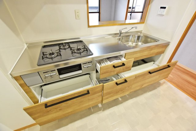 グローバル伊丹昆陽里のキッチン|吊り戸棚、引き出しと満足のいく収納が備わっています。調理器具から調味料までスッキリと整理整頓ができ、綺麗なキッチンが保てます。
