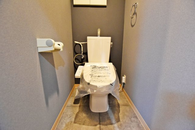 グローバル伊丹昆陽里のトイレ|温水洗浄便座付きで快適にご利用いただけます。