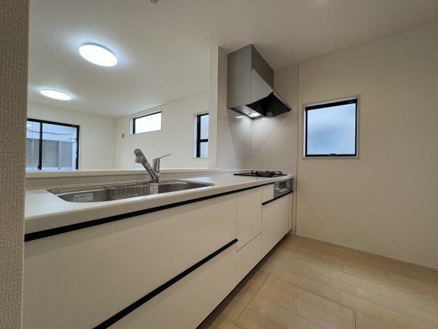 青梅市大門2丁目　新築戸建全1棟のキッチン|料理をしながらでもご家族との会話を楽しめる対面キッチン