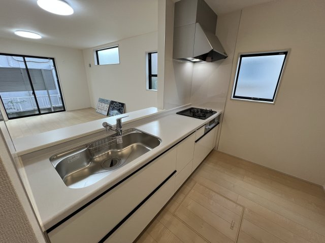 青梅市大門2丁目　新築戸建全1棟のキッチン|収納たっぷりのシステムキッチン☆