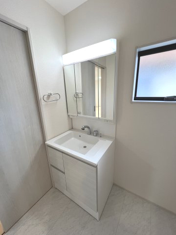 青梅市大門2丁目　新築戸建全1棟の独立洗面台|身だしなみを整えやすく、収納たっぷりの三面鏡付洗面化粧台☆