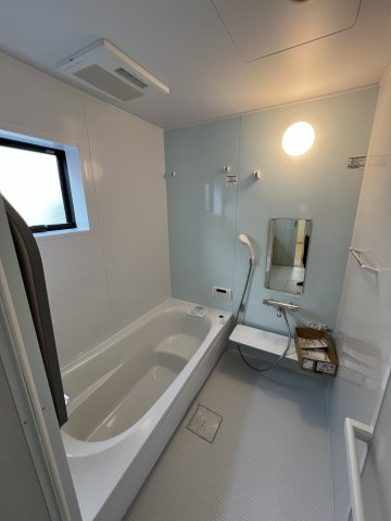 青梅市大門2丁目　新築戸建全1棟の浴室|のびのび一坪タイプのバスルーム。