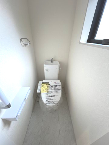 青梅市大門2丁目　新築戸建全1棟のトイレ|1階温水シャワートイレ