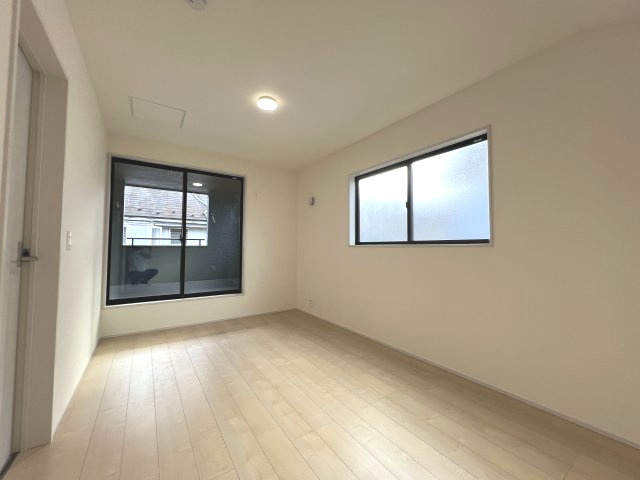 青梅市大門2丁目　新築戸建全1棟の洋室|7.5帖　バルコニーに面した明るい室内☆