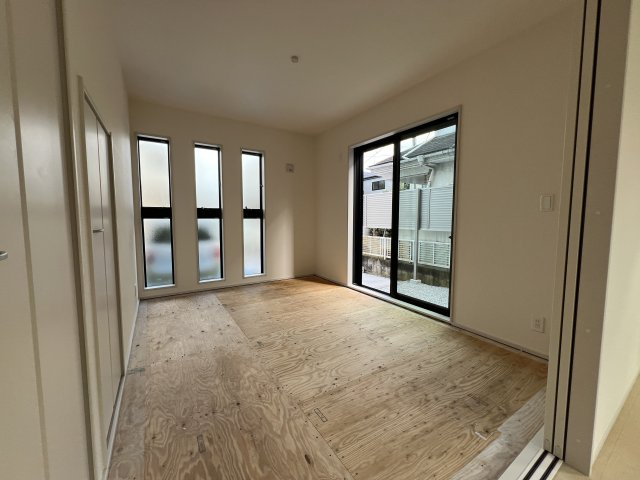 青梅市大門2丁目　新築戸建全1棟の和室|6.0帖　二面採光を確保した明るい室内