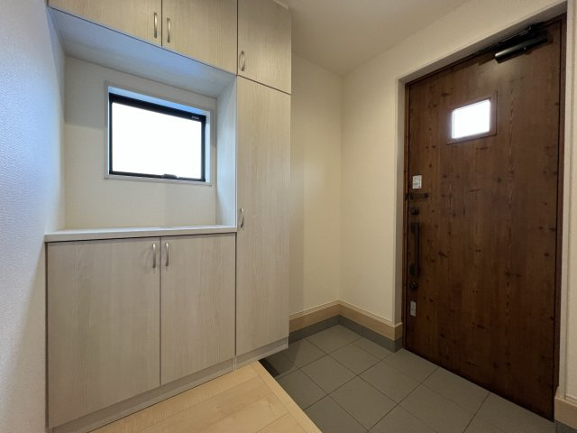 青梅市大門2丁目　新築戸建全1棟の玄関|収納たっぷりシューズボックス☆