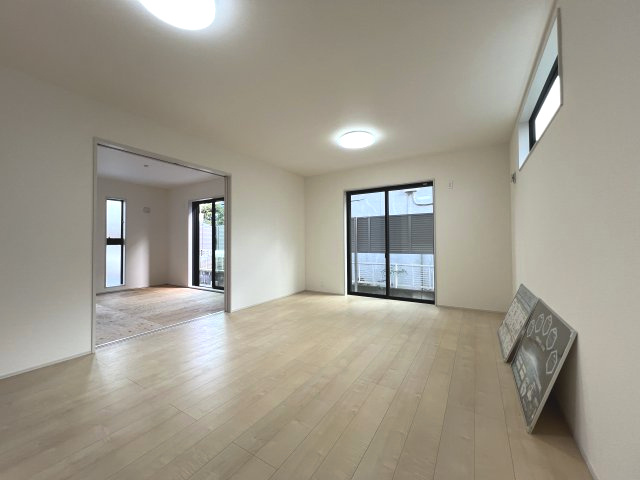 青梅市大門2丁目　新築戸建全1棟の居間・リビング|6.0帖の和室は引き込み戸に付きリビングと一体化して開放感があります。