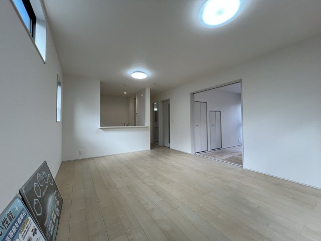 青梅市大門2丁目　新築戸建全1棟の居間・リビング|ご家族の会話がはずむ、開放的なＬＤＫ♪