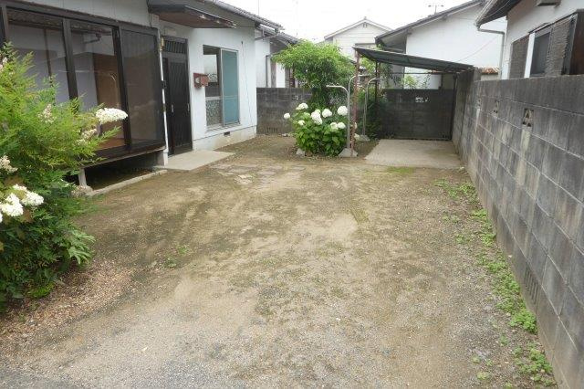 平田宇野貸家（平屋）の庭|専用庭・駐車スペース