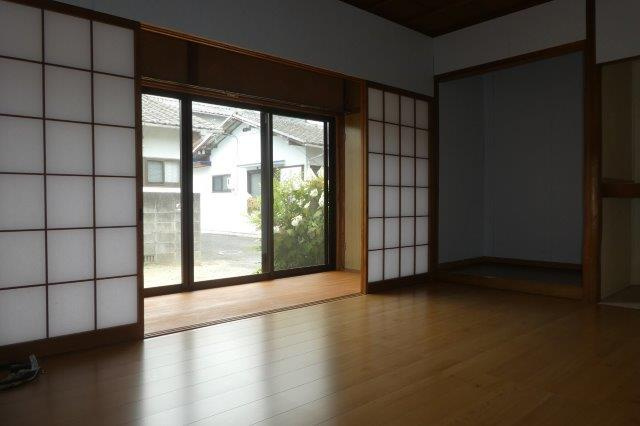 平田宇野貸家（平屋）の居間・リビング|洋室