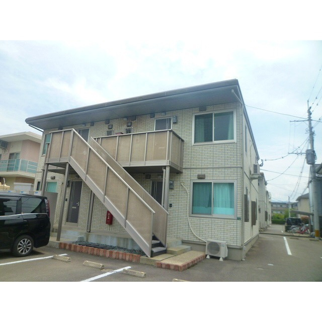 コモド次郎丸B棟の外観