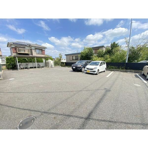 シャルマン森岡の駐車場