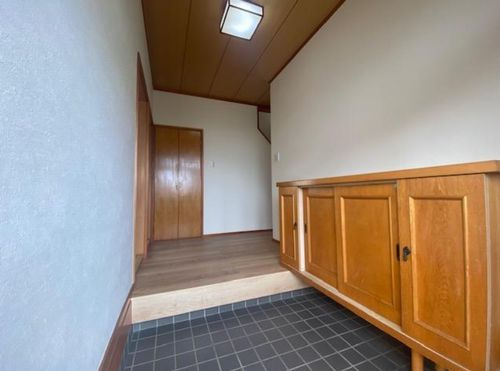 【玄関】 | 【仲介手数料０円】平塚市南原3丁目　中古一戸建て | 平塚市南原3丁目　中古一戸建て