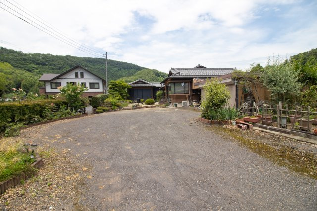 足利市田島町の中古一戸建の駐車場