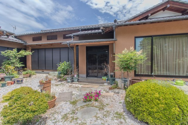 足利市田島町の中古一戸建の玄関