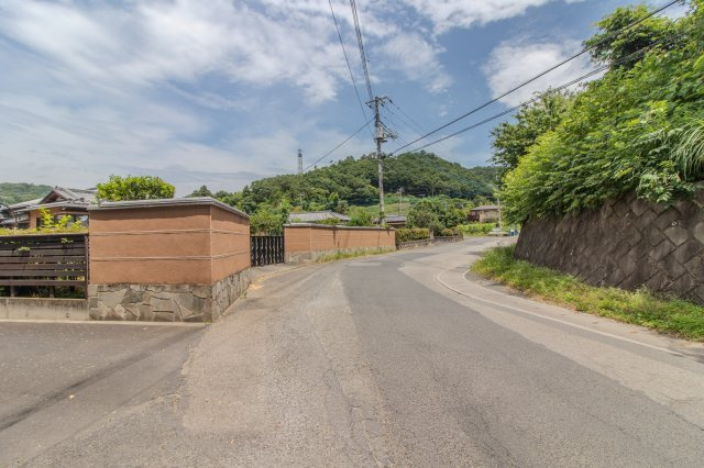 足利市田島町の中古一戸建の前面道路含む現地写真