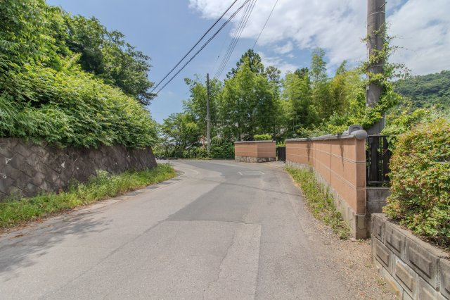 足利市田島町の中古一戸建の前面道路含む現地写真