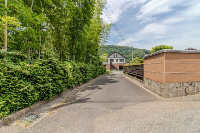 足利市田島町の中古一戸建の前面道路含む現地写真