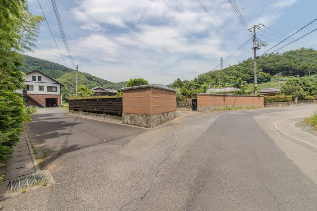 足利市田島町の中古一戸建の前面道路含む現地写真
