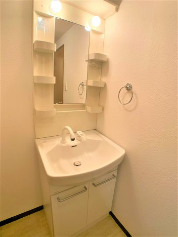 シャルマン森岡の洗面所|別部屋同一間取りのお写真となります。